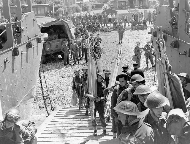 Canadian troops embarking on a landing craft in August 1942, during the rehearsal that preceded the Dieppe Raid